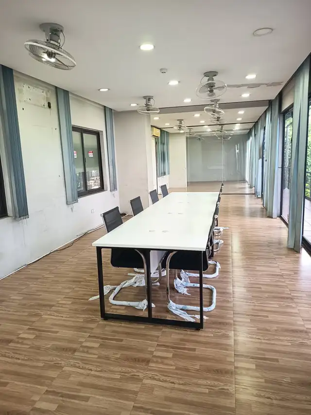 Bàn làm việc dài 4000 x 1000 mm mặt trắng khung chân sắt đen, đặt trong văn phòng có ghế xung quanh