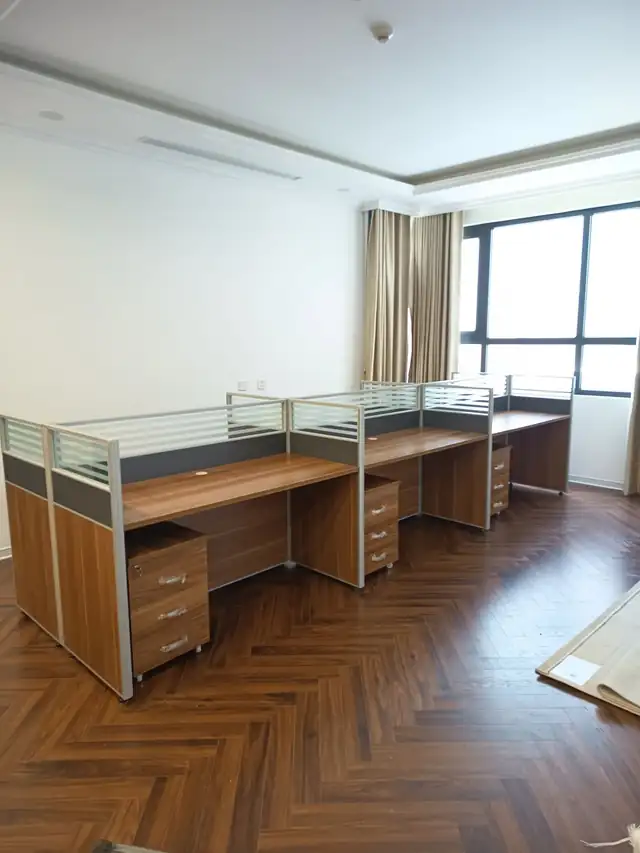 Cụm bàn làm việc có vách ngăn và hộc tủ di động ba ngăn kéo trên sàn gỗ xương cá