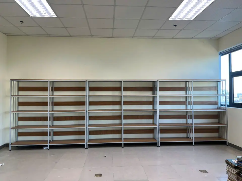 Hệ 6 khoang kệ sắt ván gỗ dựa tường trong phòng tài liệu, mỗi khoang rộng 1000 mm cao 2000 mm